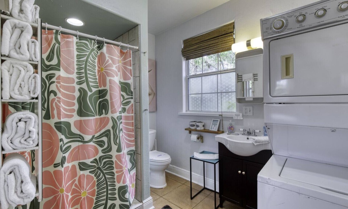 Kingston House | 1 Bedroom Spanish Bungalow Guest House