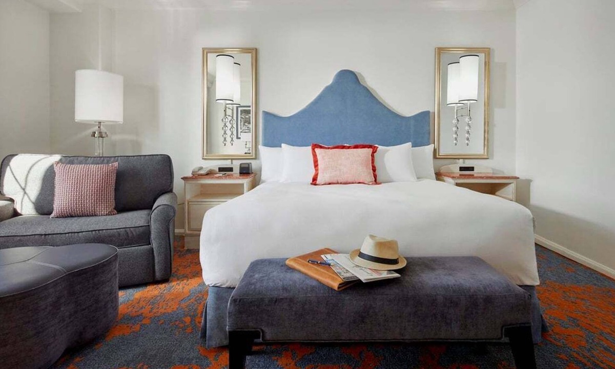 Florida Center Hotel | 1-Bedroom Suite at a 4⭐️ Hotel
