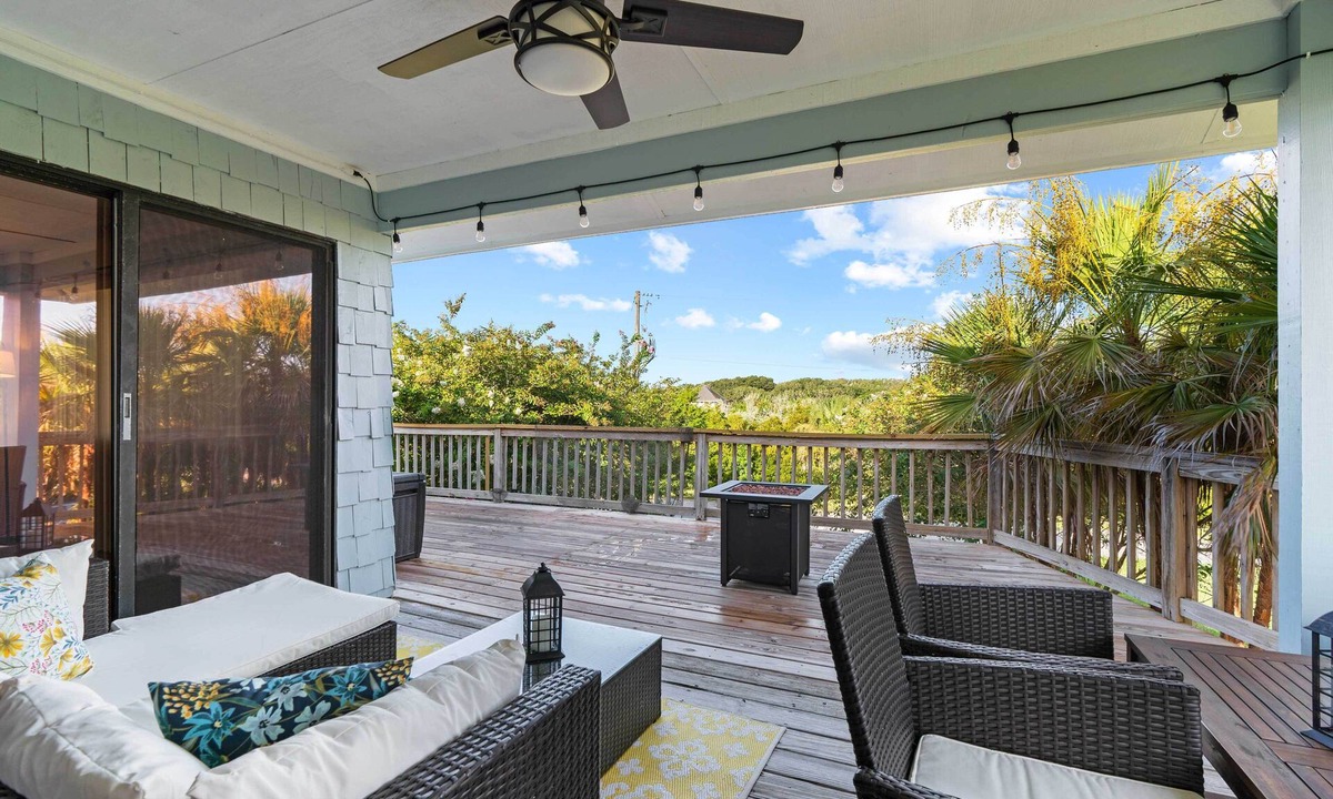 Butler Beach Cottage | < 1 Mi to Butler Beach! Group Escape w/Hot Tub