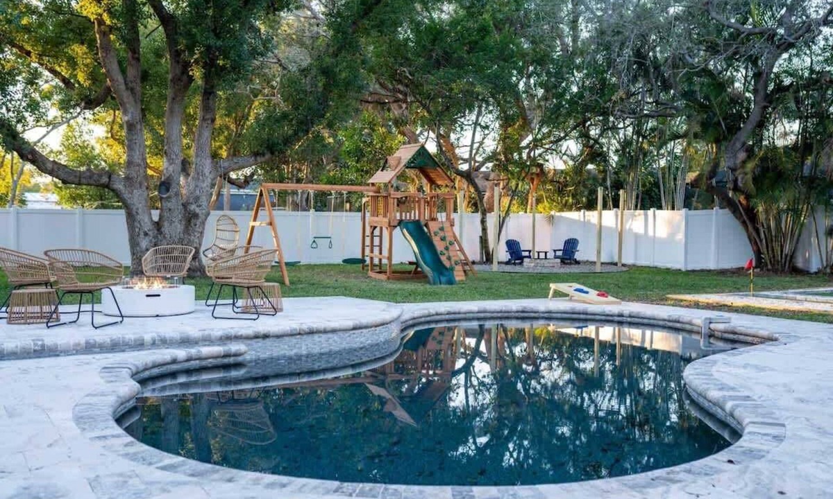 Wexford Leas House | 1 Mile to Honeymoon Island ~Pool ~Putt Putt