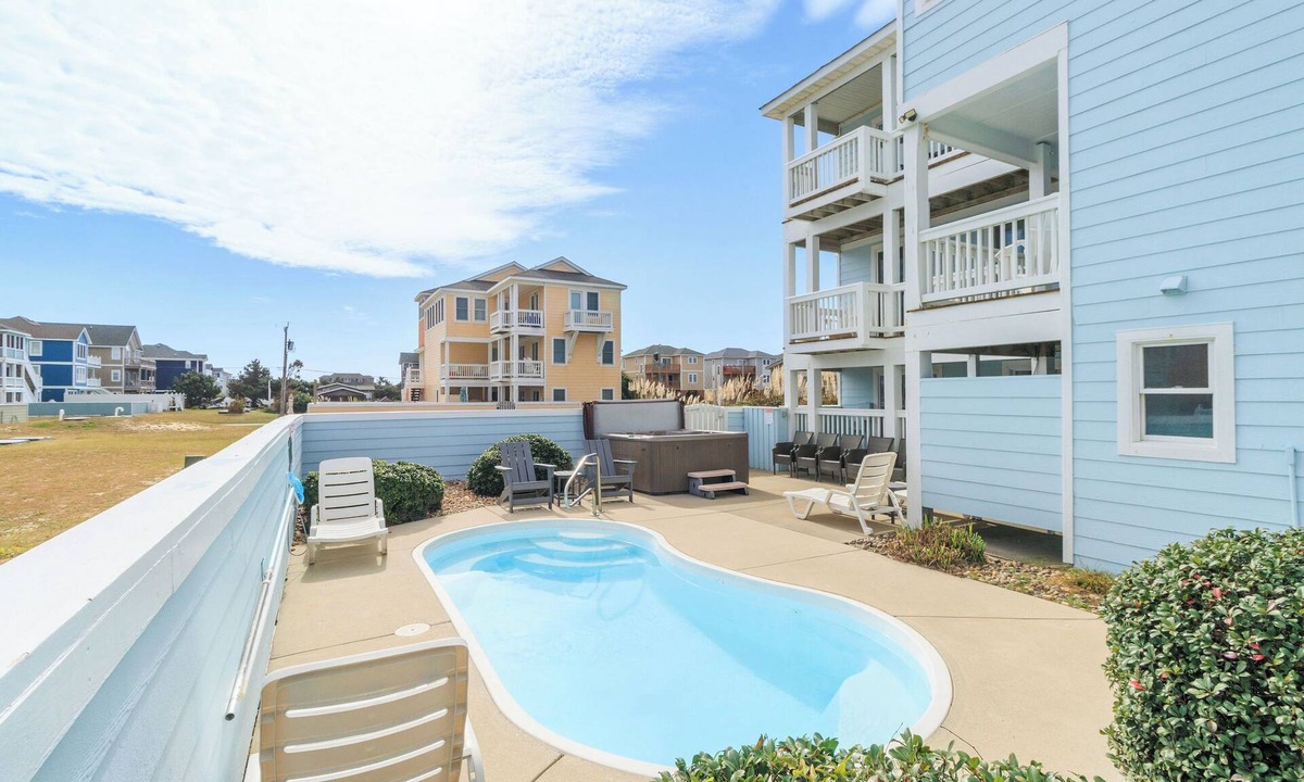 Nags Head House | 🏖️1 min to beach access!🏊‍♂️Heated pool, hot tub, pets, ocean views, arcade!