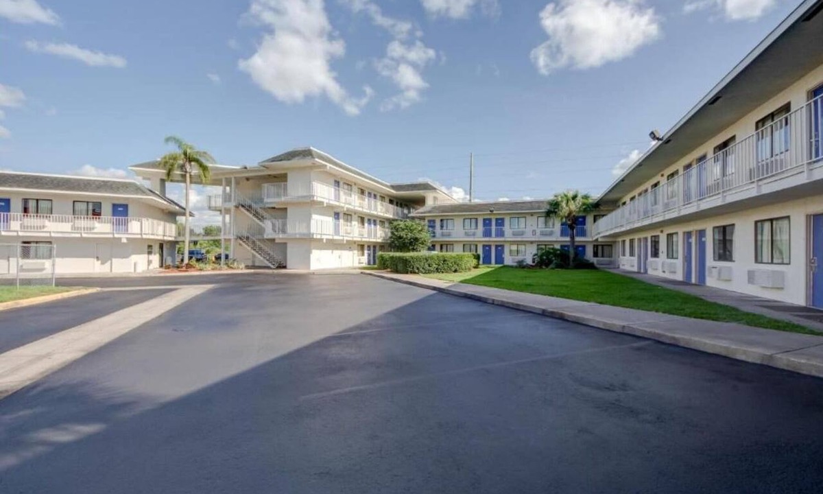 Lakeland Apartment | 1 Queen Bed |Lakeland