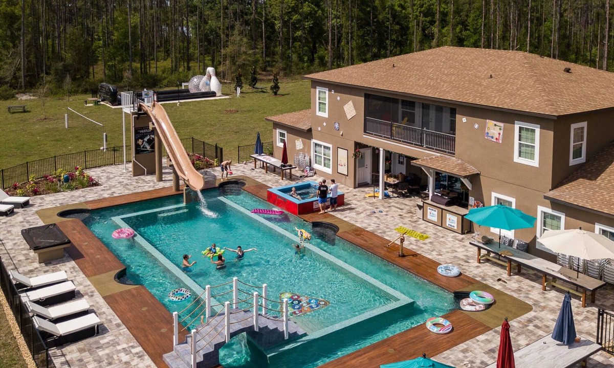 Groveland House | 15 Bedrooms On 10 Private Acres w/Enormous Pool, Lazy River, & FAST Waterslide!