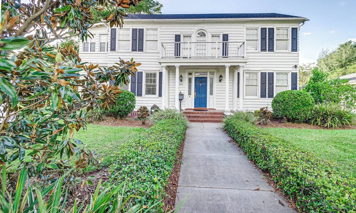 Lakeland House | 2,500 sqft Restored Colonial Home in Lakeland
