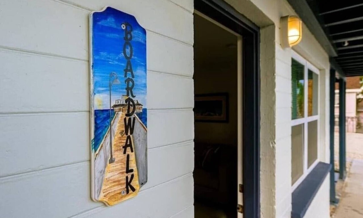 Smith's Memento Apartment | 2 Bd apt walking distance to Beach & Ocean Center