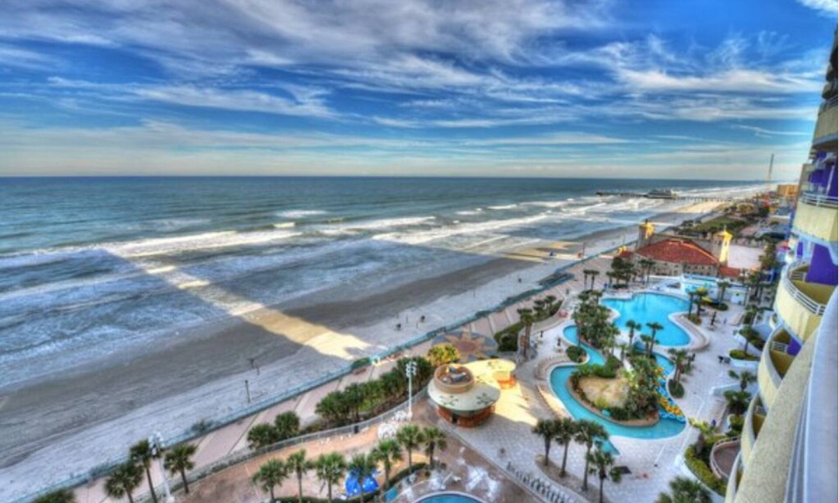 Seabreeze Historic District Condo | 2 Bedroom Lockoff Unit, Sleeps 8, 2 Living Areas, on Daytona Beach, Ocean Walk!