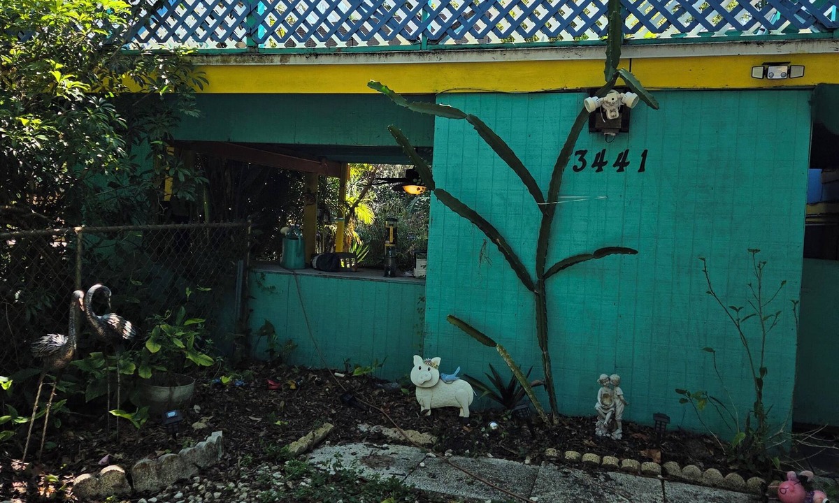 Elfers House | 2 bedroom with huge walk in shower and a pool