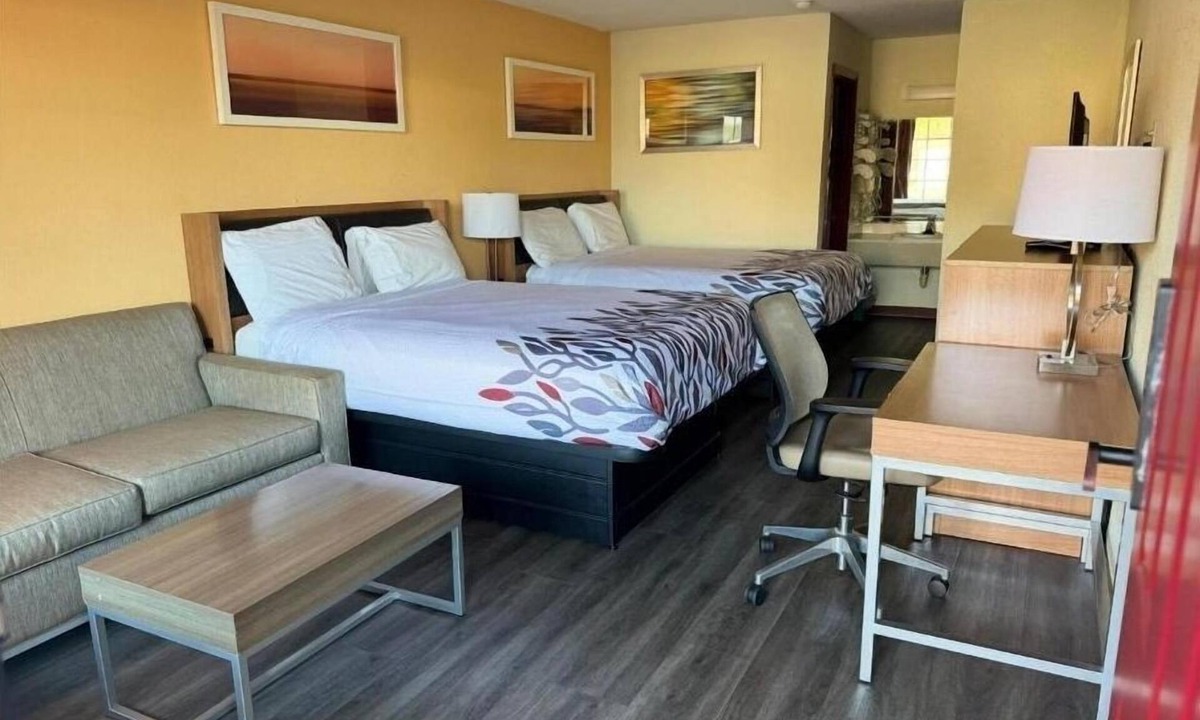 St. George Hotel | 2 Comfortable Rooms Stay Near Attractions – Includes Desk & Private Bath