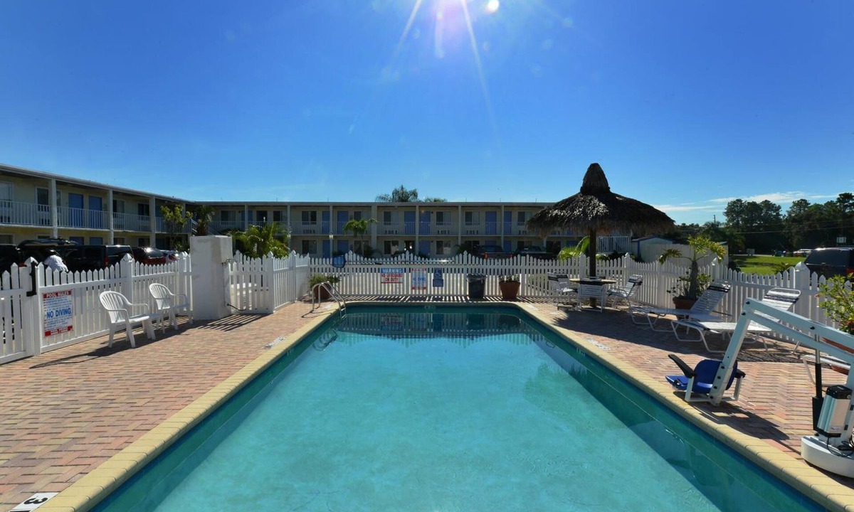 Bradenton Hotel | 2 Quaint Rooms for Golf Enthusiasts Looking to Enjoy a Relaxing & Peaceful Stay