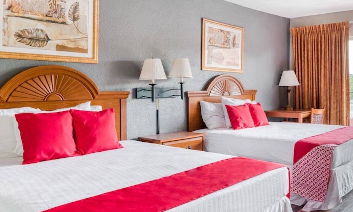 Silver Springs Hotel | 2 Queen Bed Room Perfect for Pet Owners! | Free Parking | Outdoor Pool