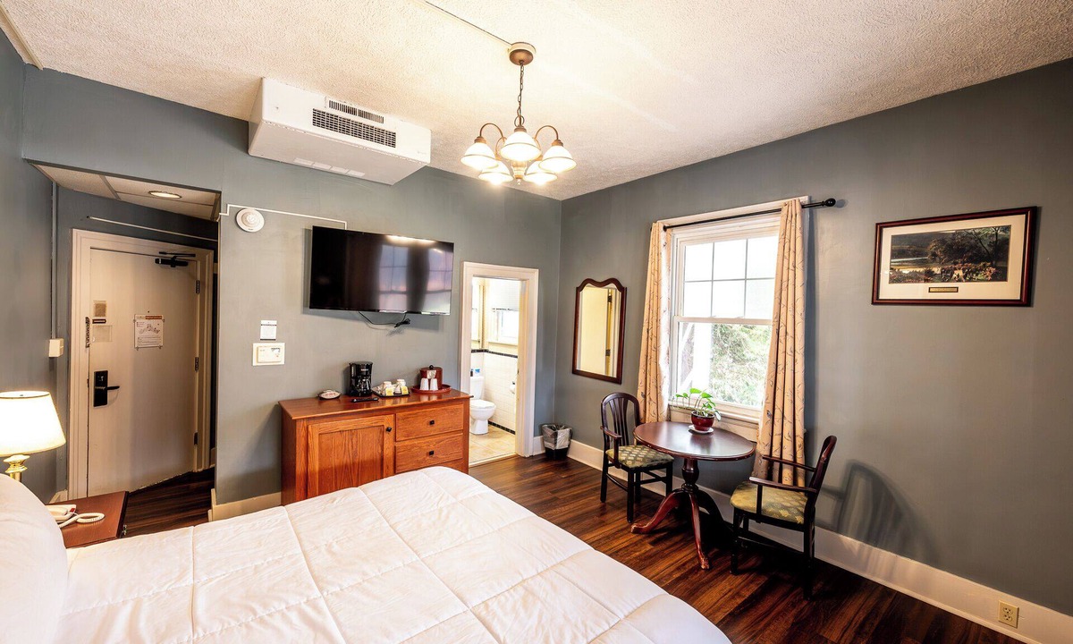 Shawnee On Delaware Hotel | 2 Units | Enjoy Nature from a Warm, Historic Stay Near Scenic Pocono Mountain