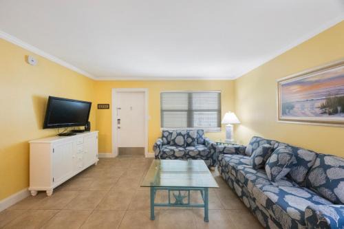 Madeira Beach Apartment | 2b 2b Ground Floor Poolside - Surf Song #118