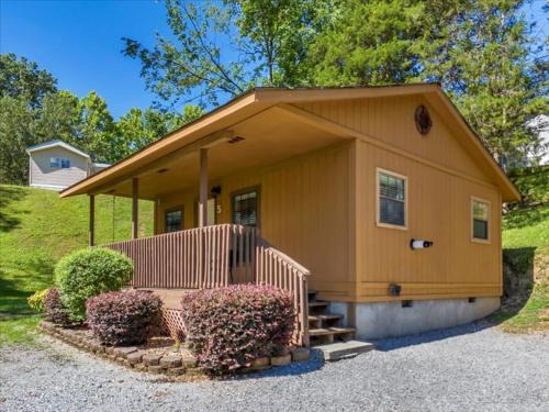 Pigeon Forge Ski Chalet | 2BR Rustic Cabin with Views and Parking