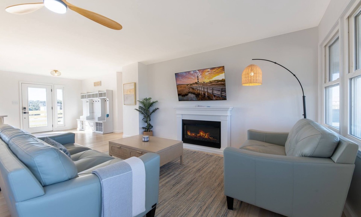 Kitty Hawk House | 🏖️2Min Walk to Ocean! Hot Tub! Huge New Deck! Quiet Road! Dogs! Open floorplan
