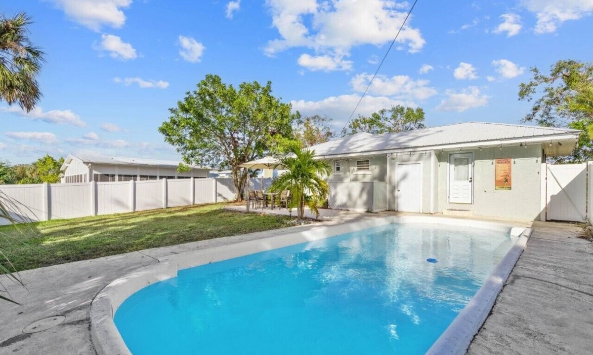Whitfield House | 3/2.5 Private Sarasota Pool Home. Close to Beaches. Fenced Yard. Pet Friendly