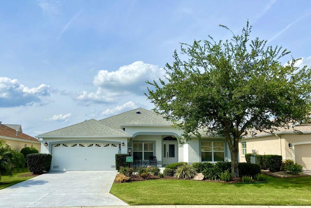 Virginia Trace House | 3 bdrm/2 bath close to Lake Sumter Landing with golf cart!