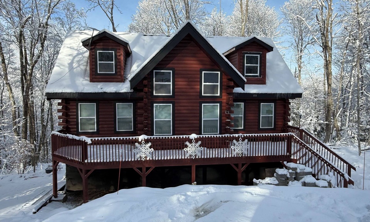 Charter Hills Cabin | 3 bedroom 2.5 bath Log Cabin HVAC in Beech Mountain perfect getaway sleeps 10!