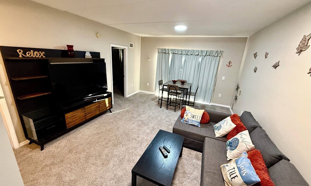Hopkins Fitch Grant Apartment | 3-bedroom apartment in brilliant Holly Hill with WiFi, AC