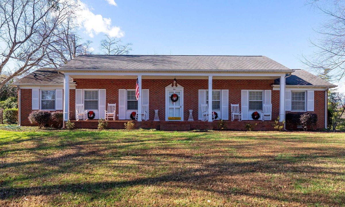 Travelers Rest House | 3-bedroom Furnished One-level home in beautiful Travelers Rest-Mountain views