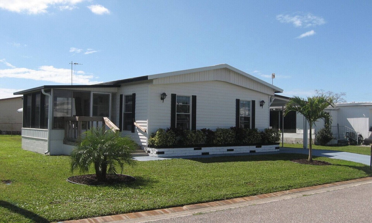 South Bradenton House | 3 bedroom home with sunroom near Florida beaches