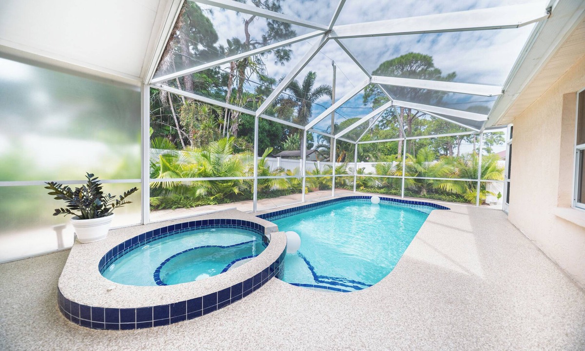 Park East House | 3-bedroom house in lovely Sarasota with heated pool