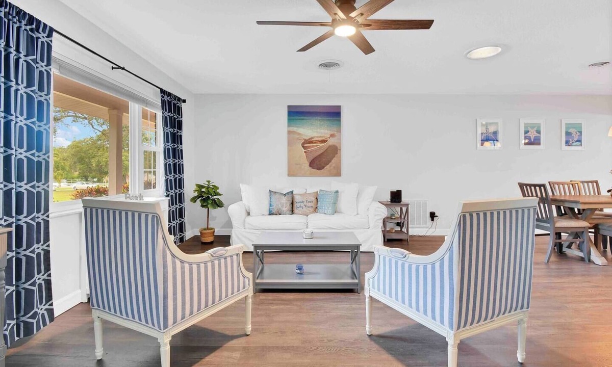 Largo House | 3-bedroom pool house with screened in lanai in serene Largo with coastal breeze