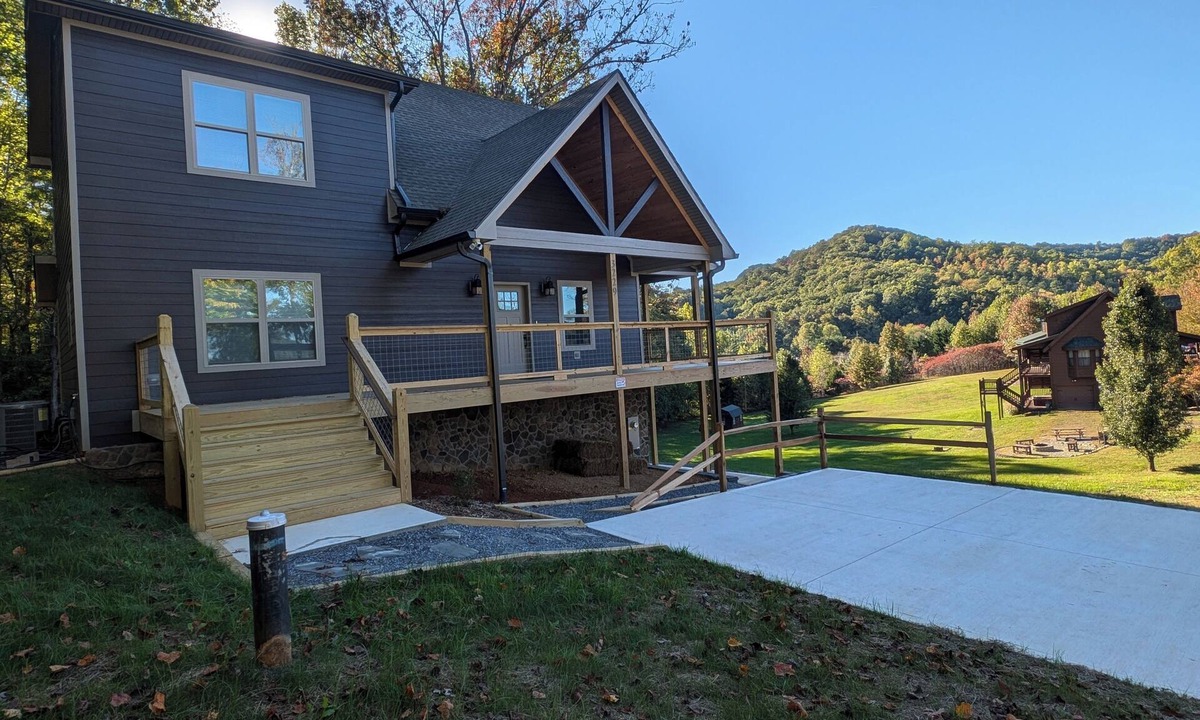 Wears Valley Cabin | 3 Master Suites, Easy Access w/View, Game&Theater Rms, Fire Pit, & Pool Access