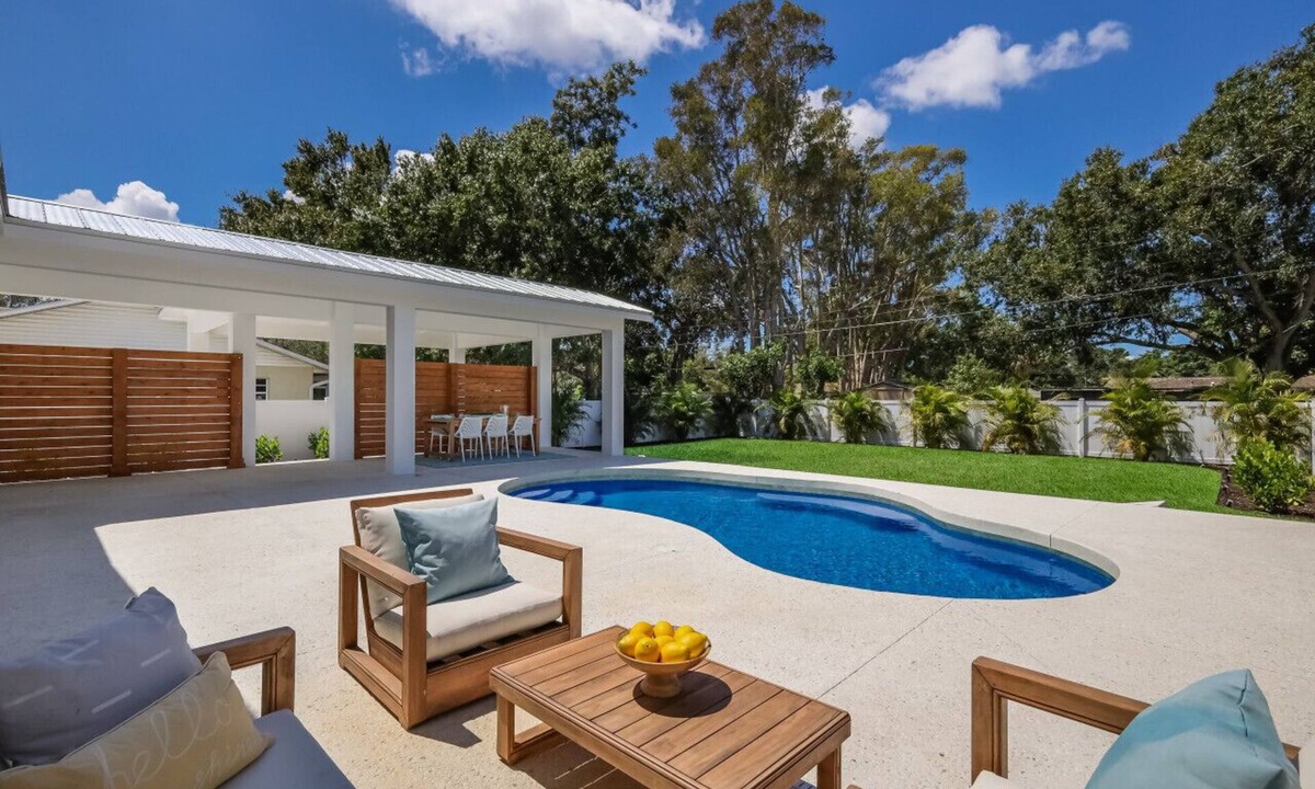 Palmetto House | 3BR Lux Home, Heated Pool, Fire Pit, Outdoor TV