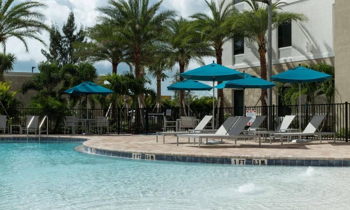 Port Canaveral Hotel | 4 Bright King Studios w/Pool Bar & Breakfast | Near Cocoa Beach Pier