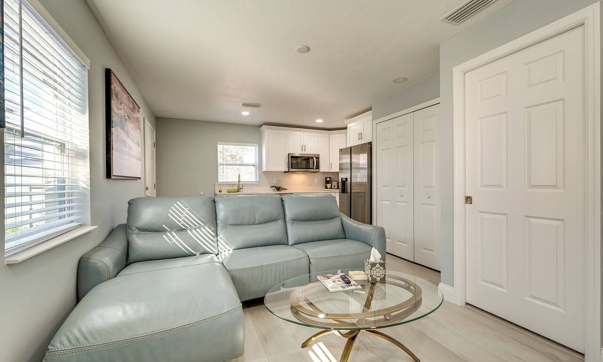 Carver City - Lincoln Gardens Apartment | 4 Mi to Downtown Tampa! Urban Couples Retreat
