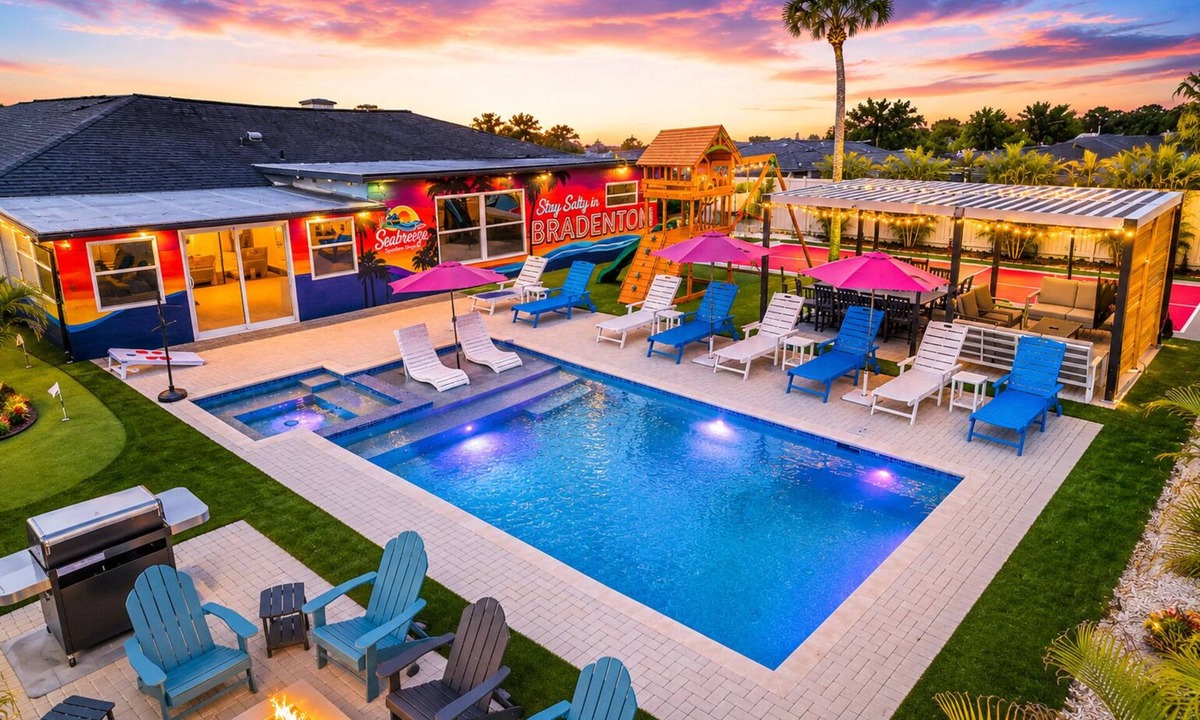 Bradenton House | 4BR Family Backyard w/Pickleball, Pool, Playset, Hot Tub, Mini Golf, Fire pit