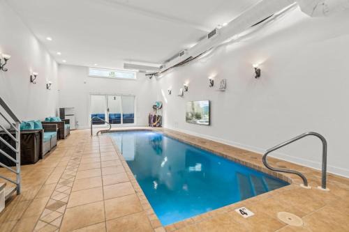 Southwark House | 5 bdrm - Heated Indoor Pool - Roof Top Deck