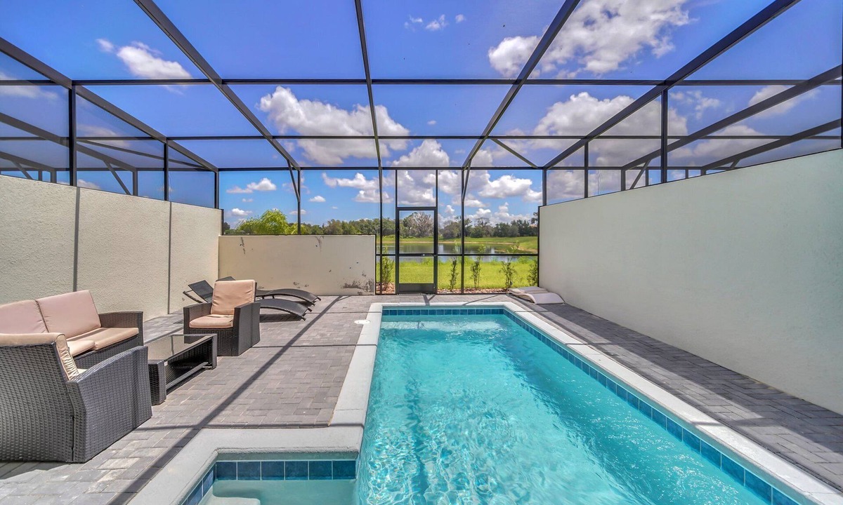 Loughman House | 5 BEDROOM HOUSE WITH POOL AND LAKEVIEW