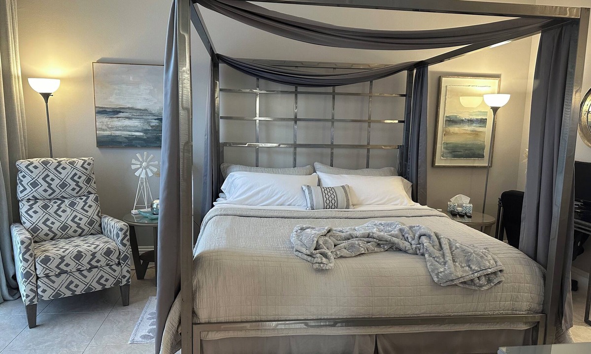 Palm Coast Condo | 5 ★ Luxury King Penthouse- 3 miles to Beach! Chef's Kitchen! Private Balcony