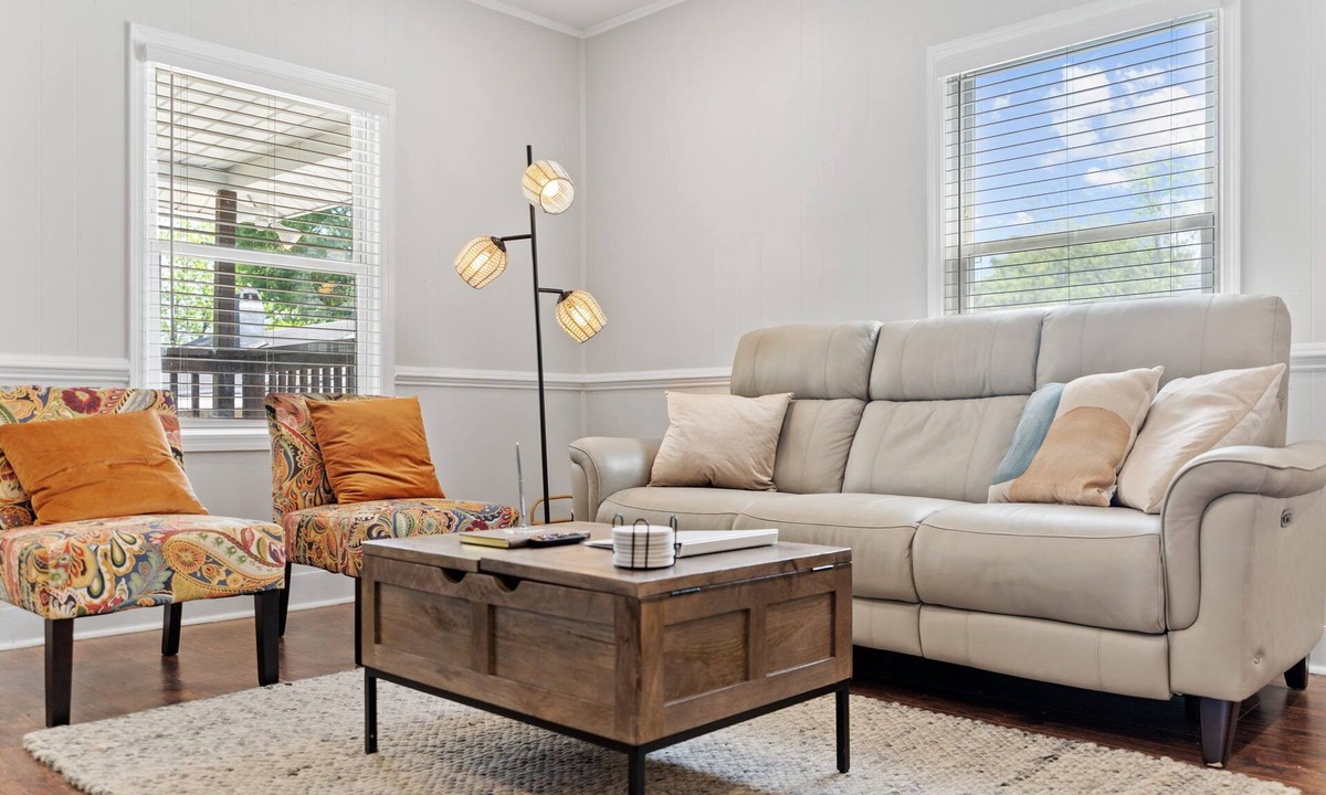 Parker House | 5BR Group Getaway, Pet-Friendly Ideal for Weddings