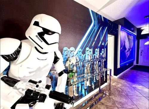 Clear Creek House | 5BR Near Disney - Star Wars Theater, Arcade Games, Poolside Cinema, 3 King Villa