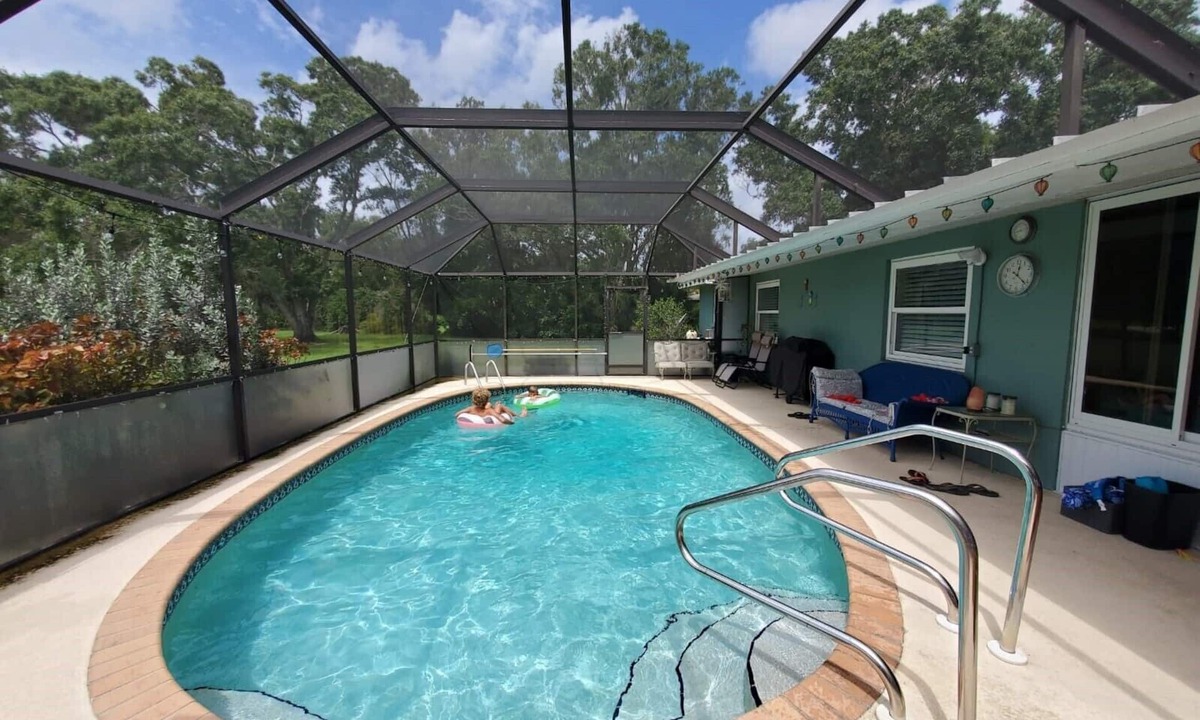 Englewood House | 6min to Beach. Saltwater Pool, Fits 8ppl.