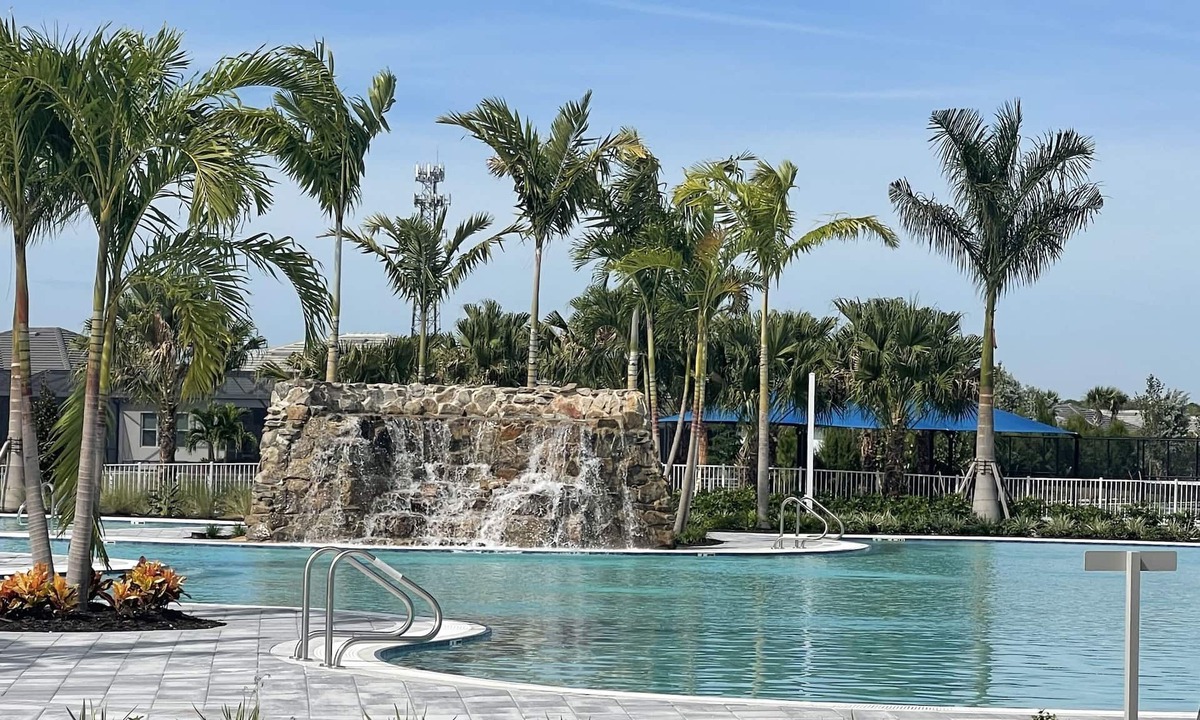 Englewood Villa | 7 minutes to Beach. Pools, pickleball, fitness center. bar and restaurant