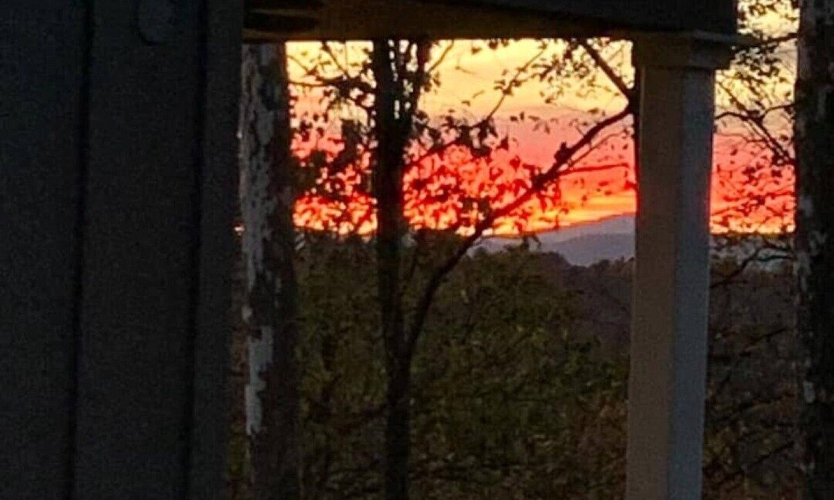 Hendersonville Cottage | A beautiful Sunset Cottage. Amazing Mountain View’s and Sunsets.