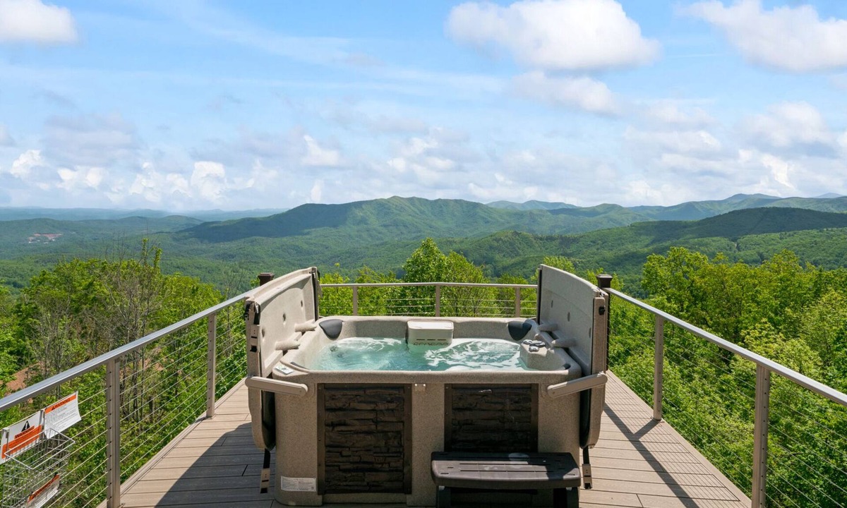 Marion Ski Chalet | A-frame amazing mtn views, hot tub, game room, BRParkway Burnsvillle & hiking