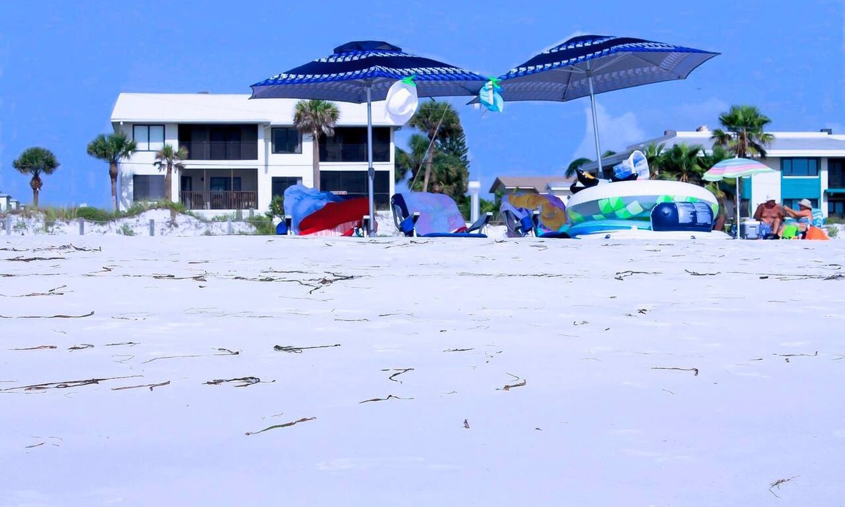 Bradenton Beach Condo | Absolute Anna Maria-Private Beach Access-Beach 1 Minute Walk-Heated Pool-Free Wi