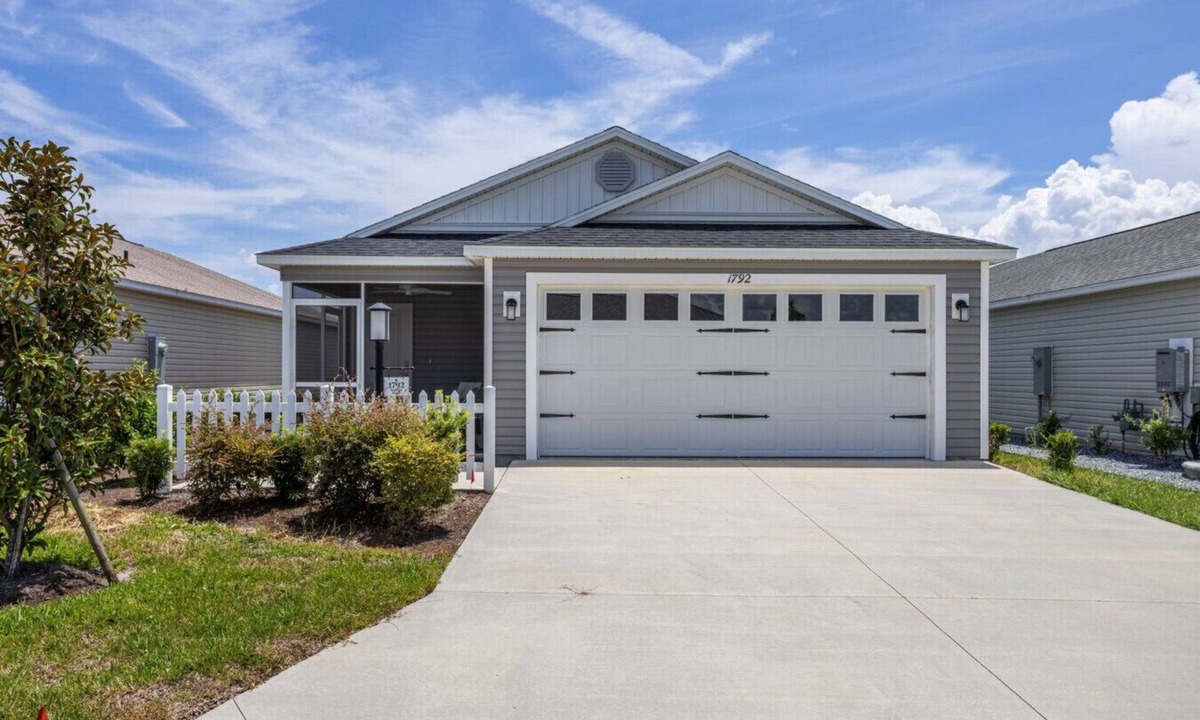 Okahumpka House | Across the Street from Pool, Pickleball, Bocce, Billard`s and more