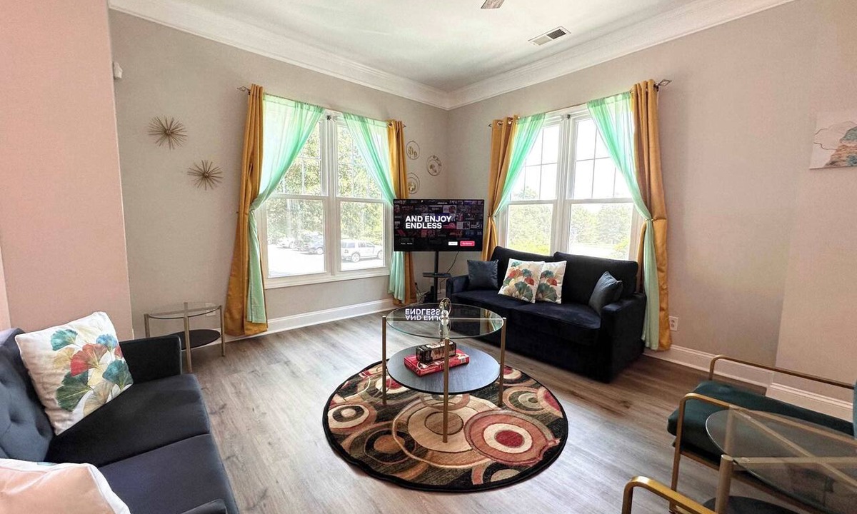 First Ward Condo | Adorable apartment uptown