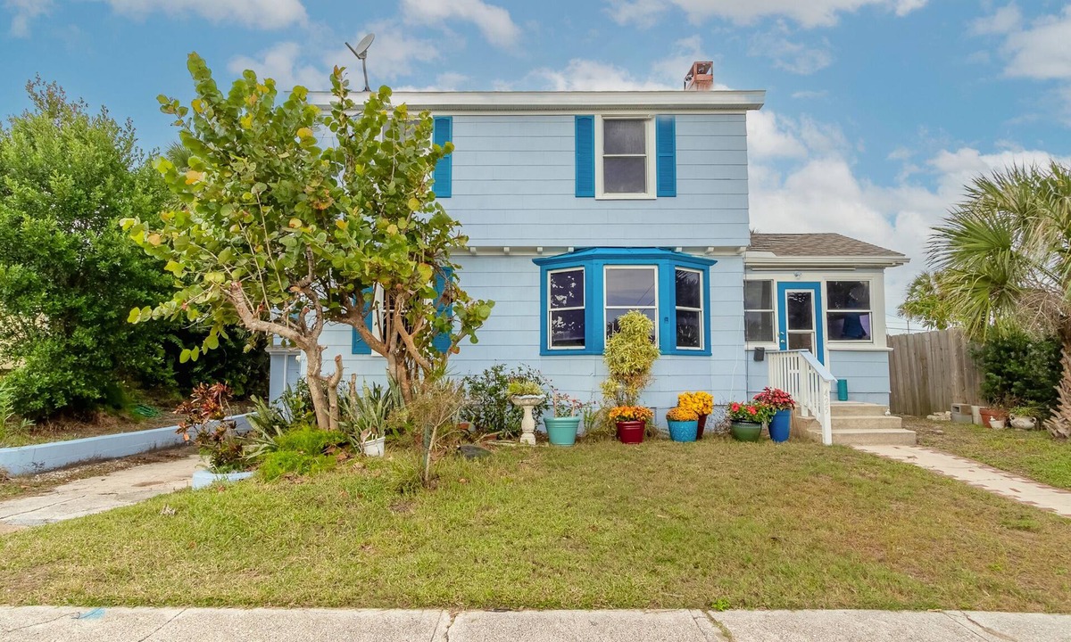 South Peninsula Historic District House | Antique Beach House 1 Block to Beach - 6 Month Minimum Rental