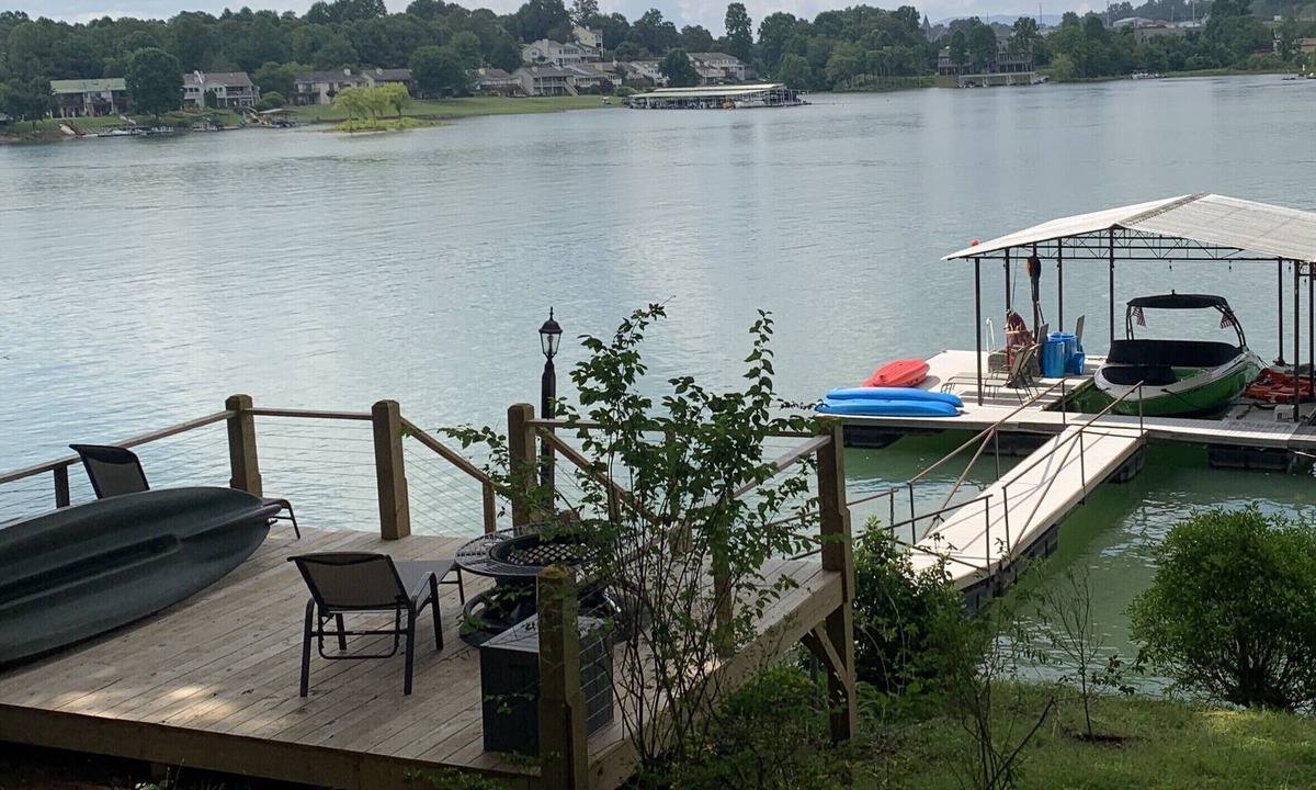 Hiawassee Apartment | Apartment on Lake Front property- deep water pontoon/boat slip and swimming dock