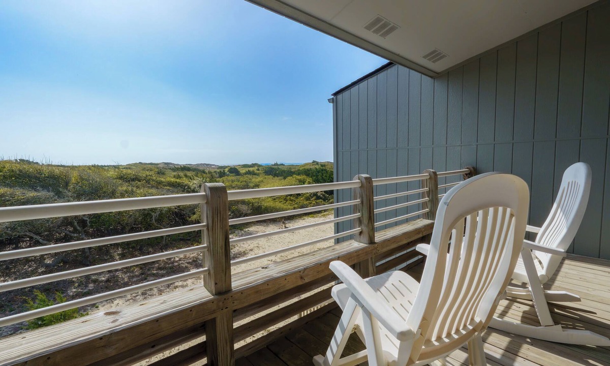 Morehead City Condo | Atlantic Beach Getaway Spacious 3-Level Condo: Walk to the Beach & Pool