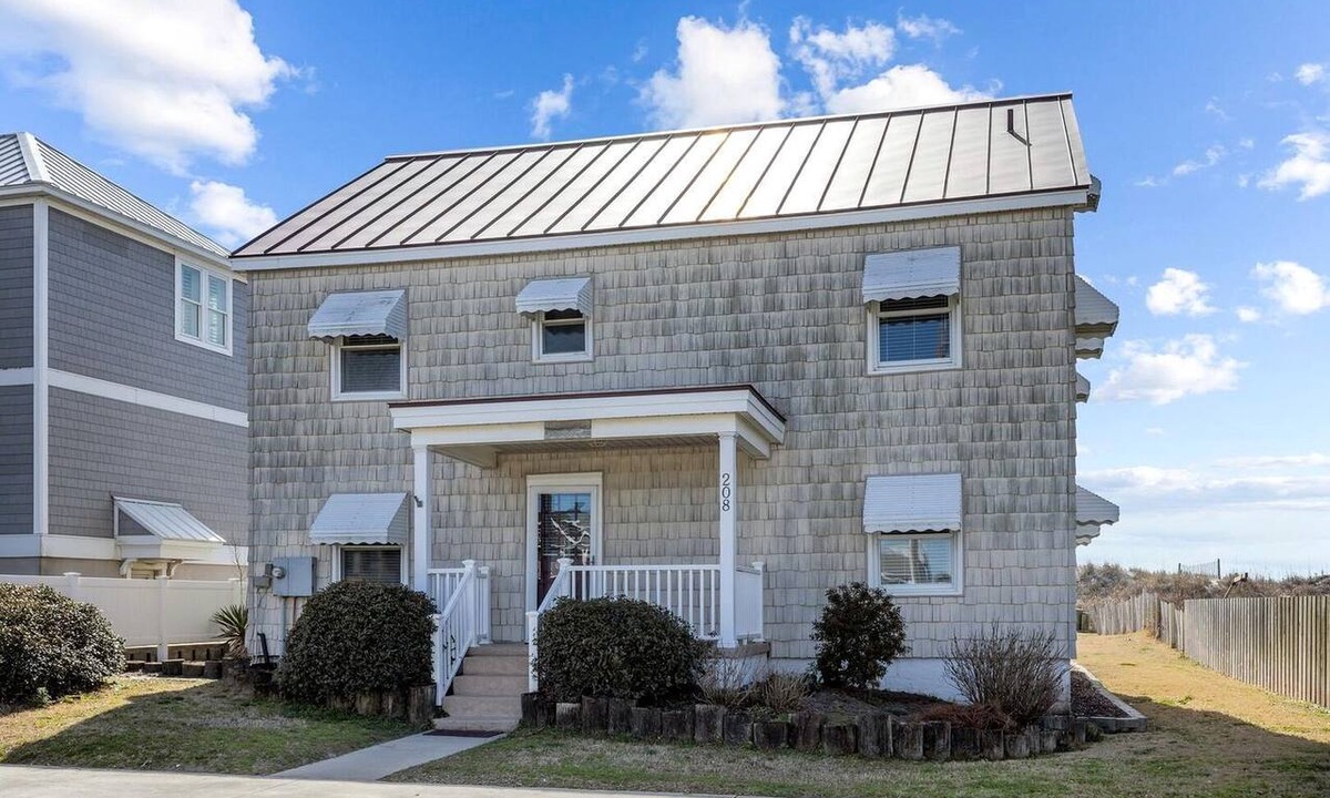 Atlantic Beach House | Atlantic Beach Oceanfront Cottage Sleeps 12 Private Beach Access