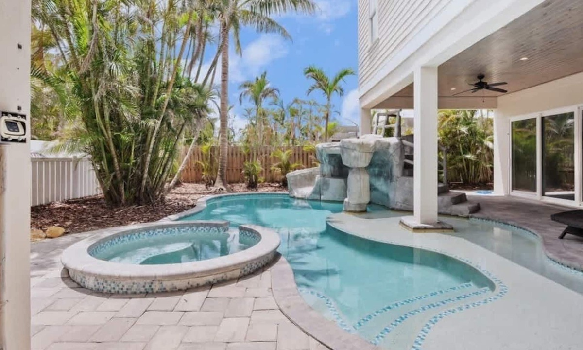 Bradenton Beach House | Atlantis Beach House~Water Slide, Heated Pool/Spa!
