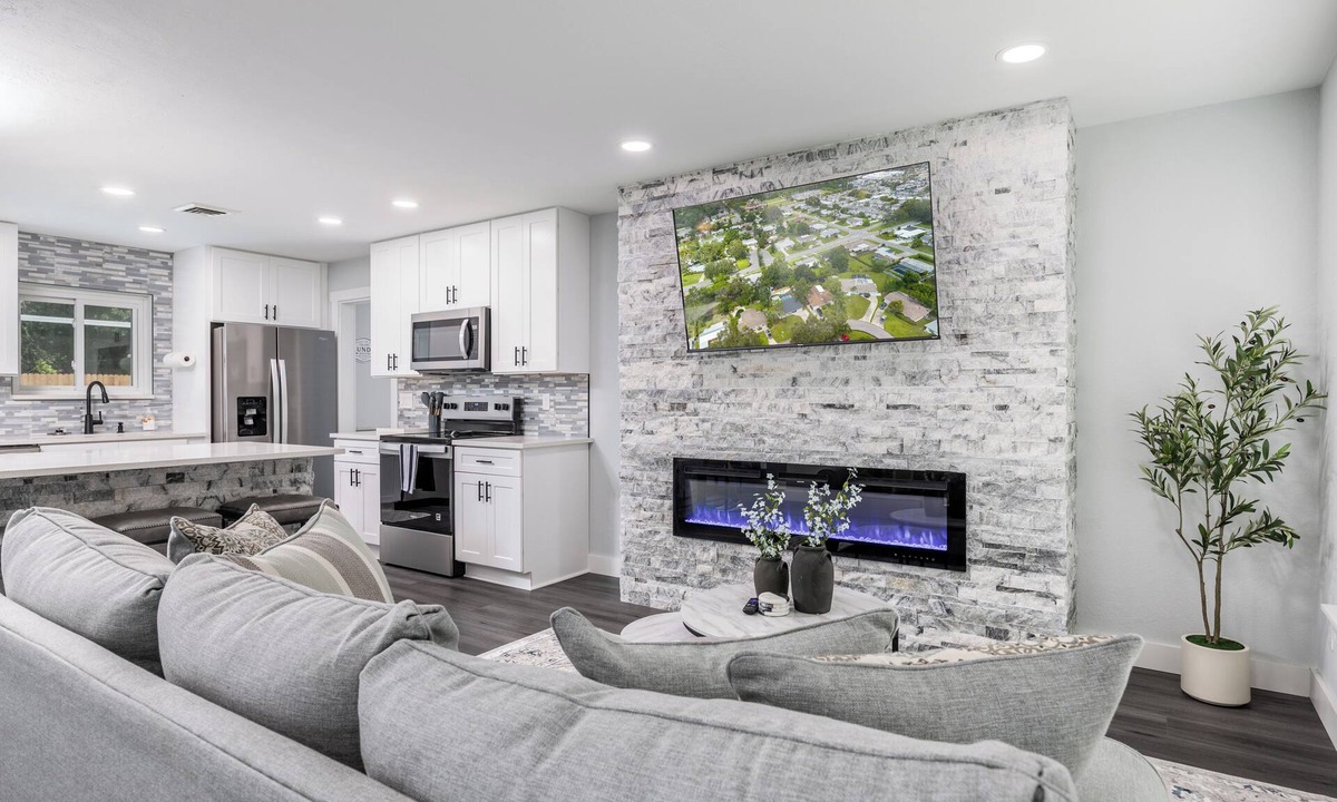 South Gate Ridge House | Backyard Oasis W/Heated Pool, Bar, TV Just Mins to the Beach
