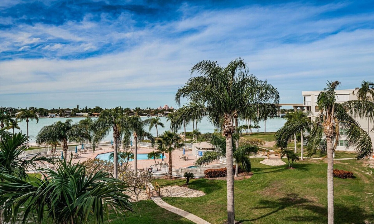 St. Petersburg Condo | Bahia Vista 'Palm Trees and an Ocean Breeze'